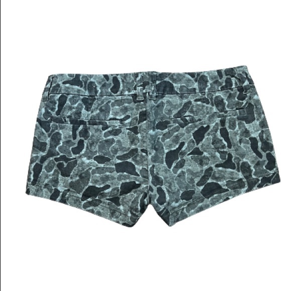 American Eagle Outfitters Camouflage Shortie Shorts Stretch Size 6 - Picture 2 of 7